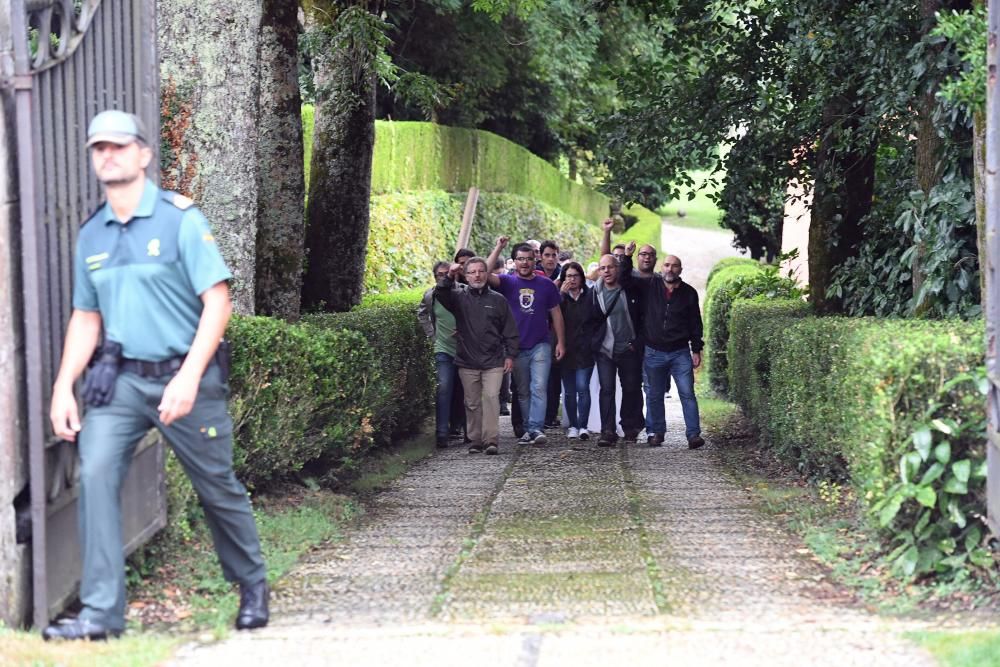 Militantes del BNG ocupan el pazo de Meirás en Sada