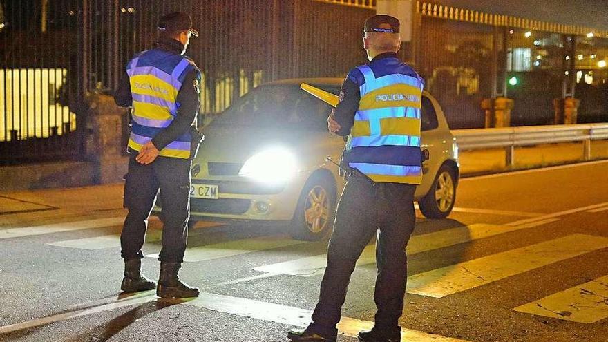 Agentes de la Policía Local de Marín durante un control.  // Santos Álvarez