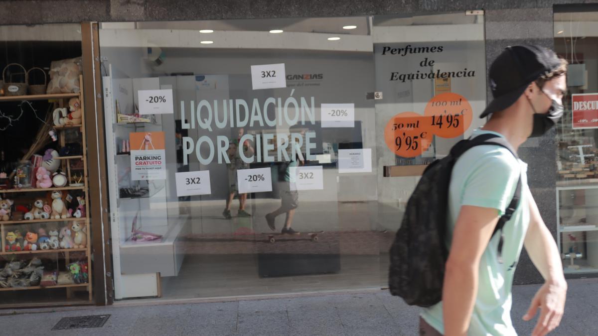 Comercios de liquidación en el centro de Castelló.