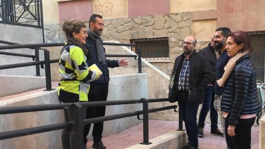 El alcalde, durante la reunión con los vecinos en el barrio.