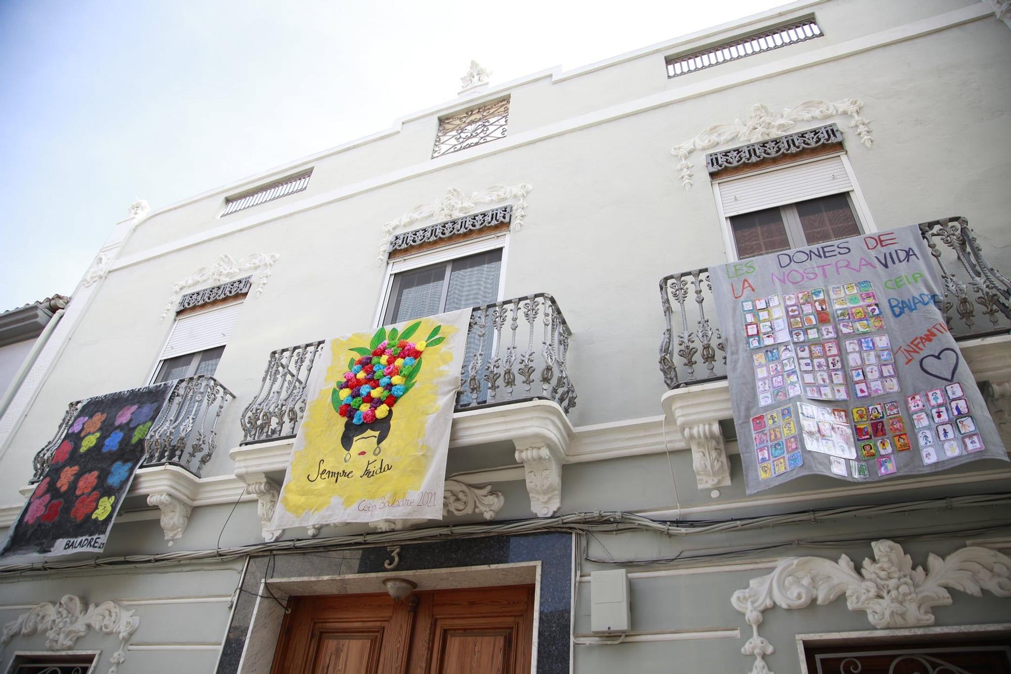 El feminismo   se reivindica   en los balcones   de Picanya