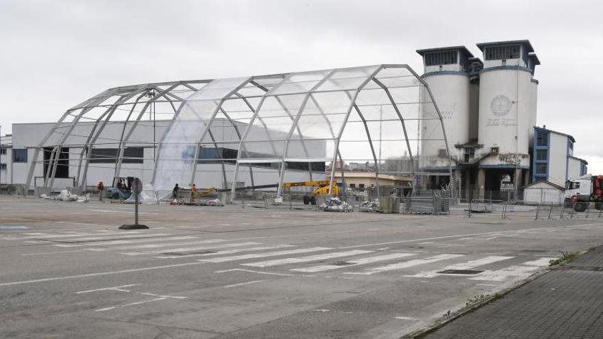 Montaje del escenario para los conciertos del festival Noites do Porto en octubre pasado en el muelle de Calvo Sotelo.   | // CARLOS PARDELLAS