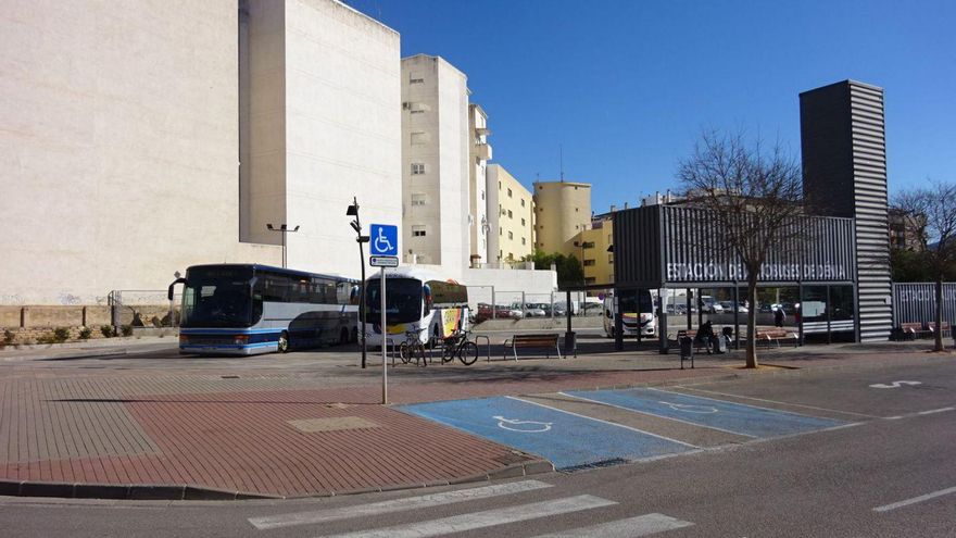 Autobuses aparcados en la estación de Dénia. | CARLOS LÓPEZ