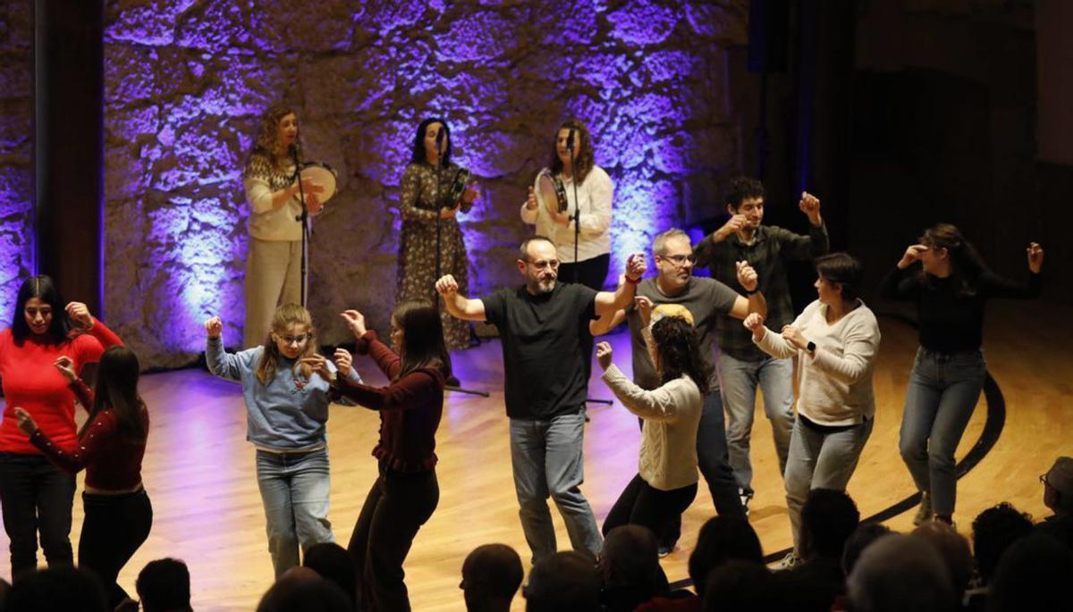 A la izquierda, una de las actuaciones musicales. A la  derecha, parte del público asistente  al Auditorio. | FERRNANDO RODRÍGUEZ