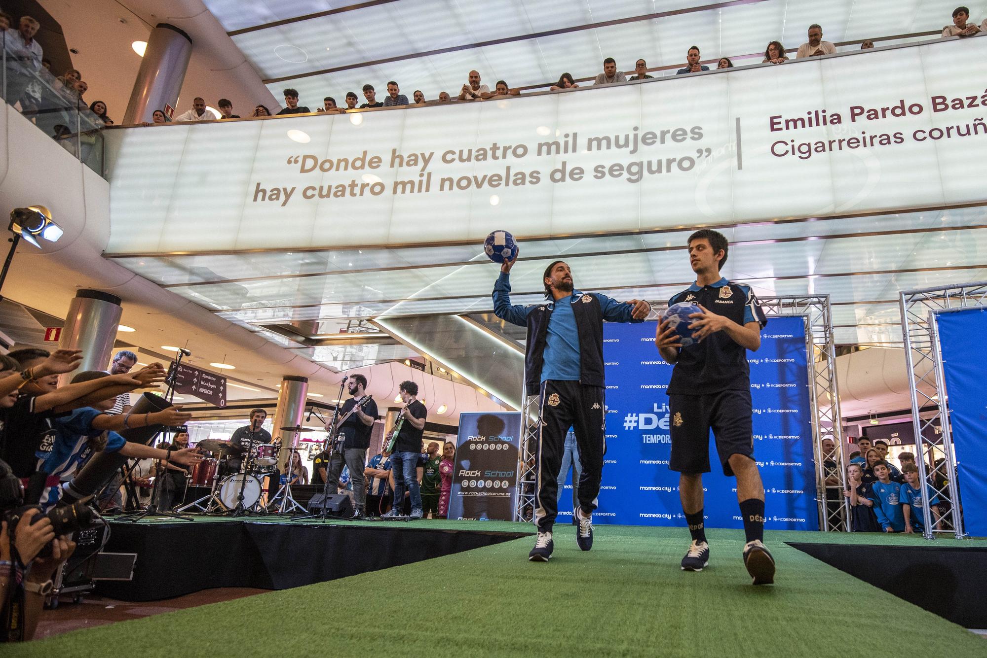 Nuevas equipaciones del Dépor: Baño blanquiazul y más de 20.000 abonados