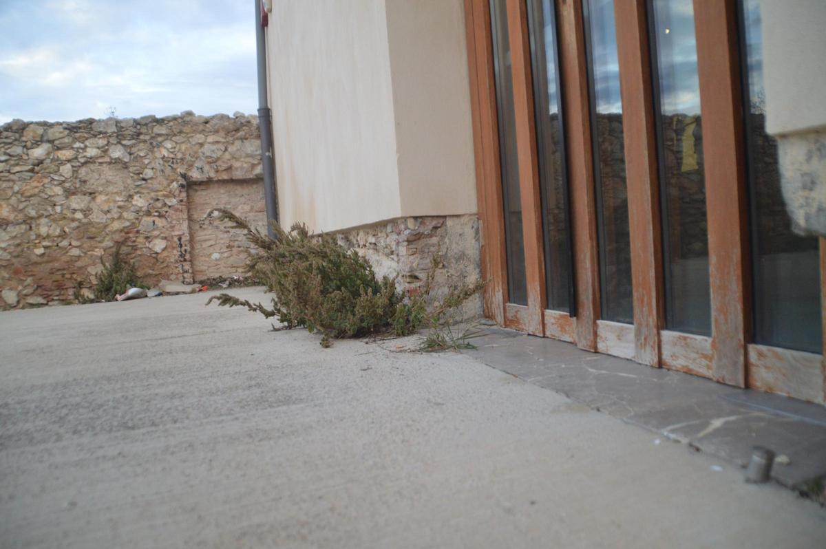 La façana principal de Caputxins va estar molts mesos així, malgrat el seu ús continuat