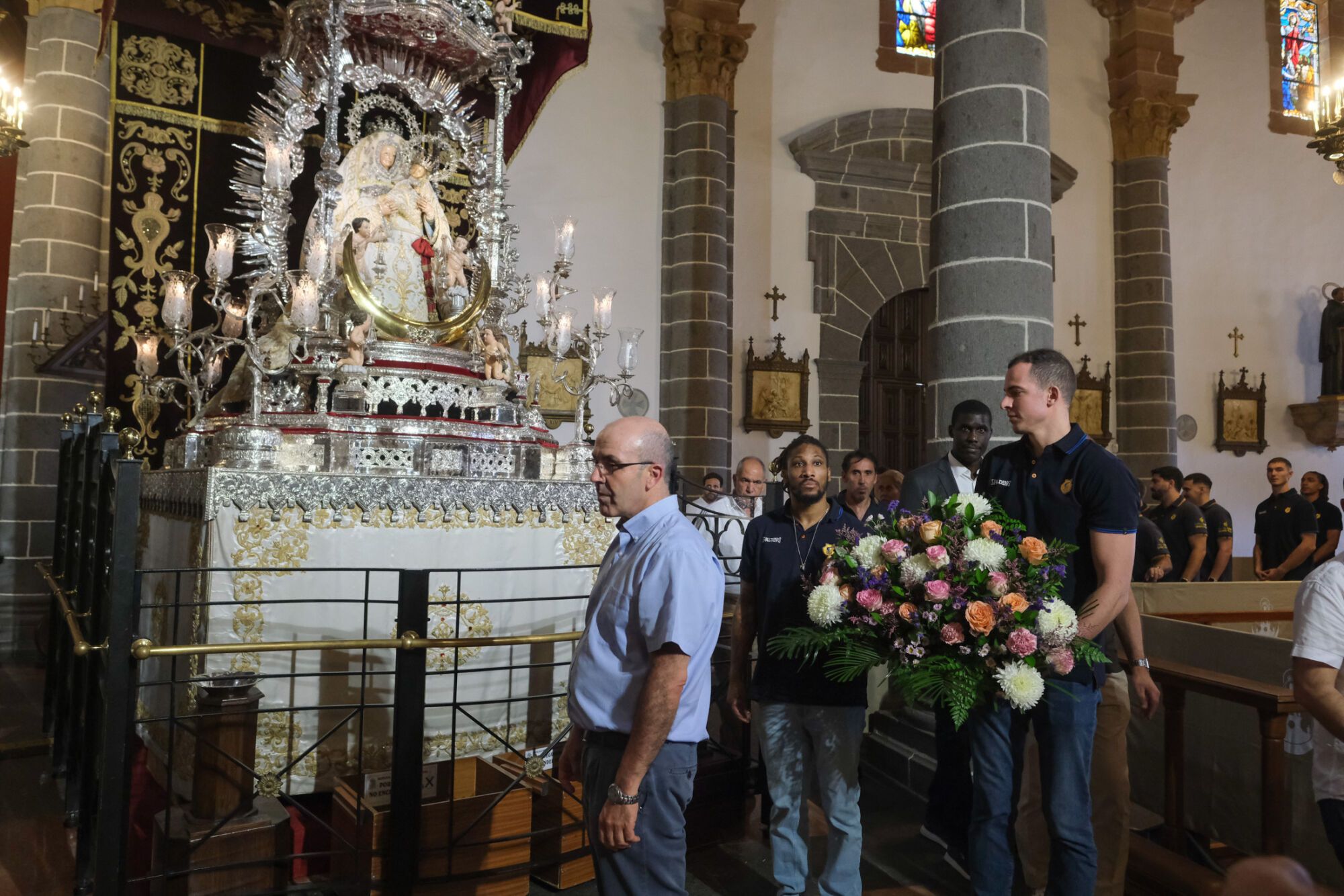 La plantilla del CB Gran Canaria visita a la Virgen del Pino
