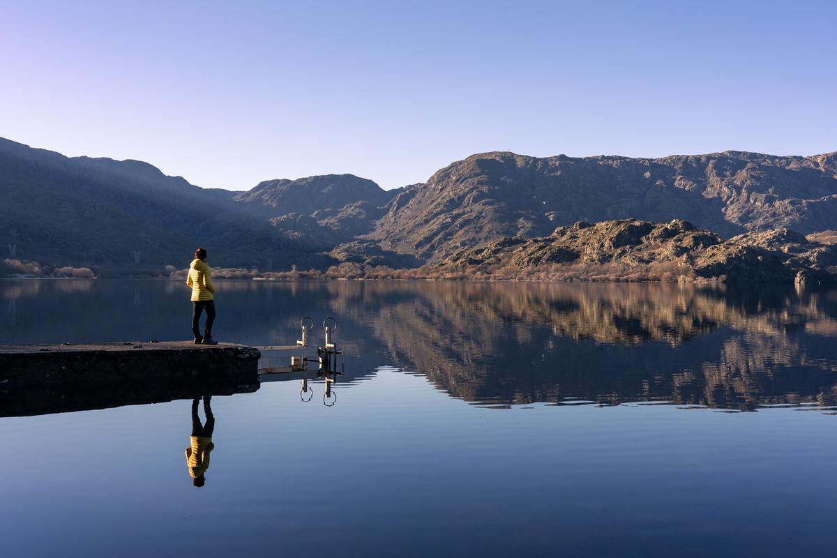 Muelle al atardecer en el lago de Sanabria. Zamora, España.