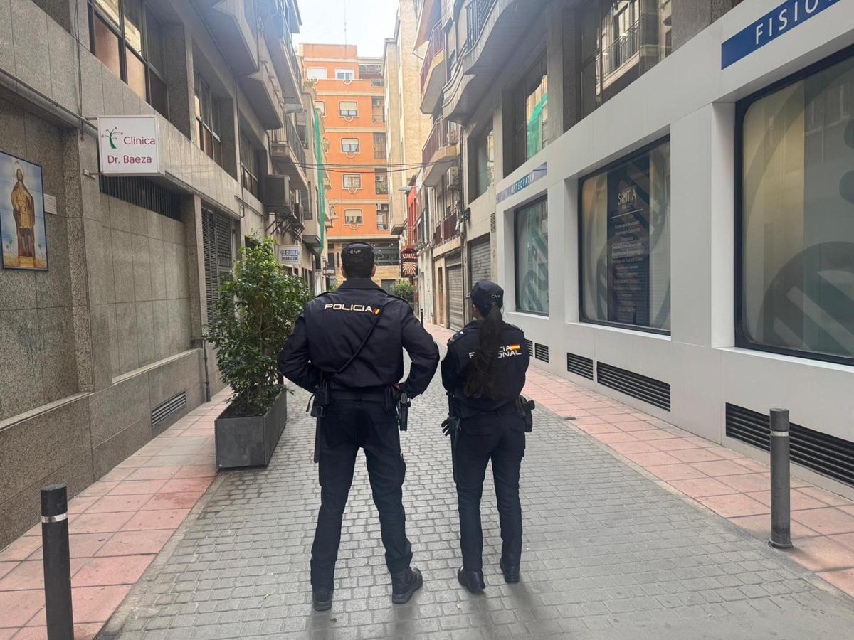 Dos agentes de la Policía Nacional, en el centro de Elche.