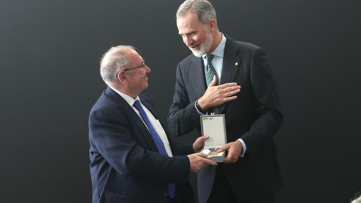 José Luis Bonet recibe la Medalla de Oro de manos del Rey.