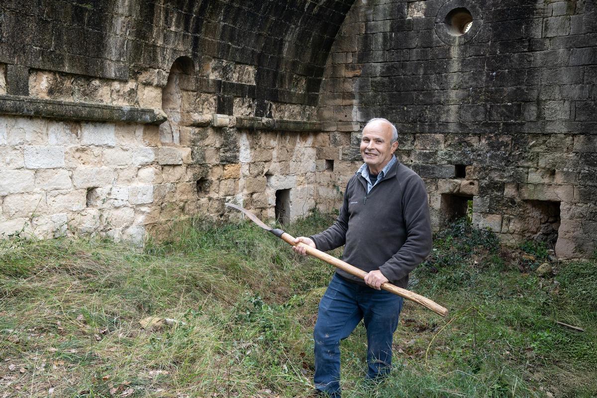Pere Vila és el president dels Amics de Navata, la persona que tira del carro.