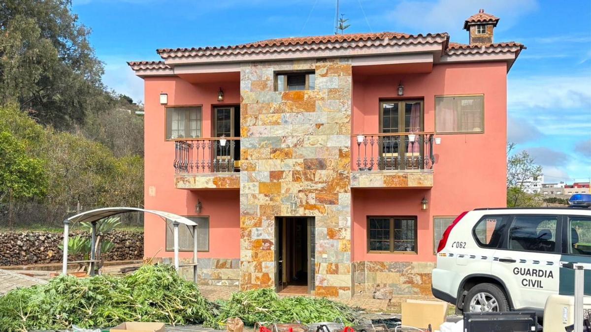 Desarticulan un punto de venta clandestino de marihuana y detienen a dos personas