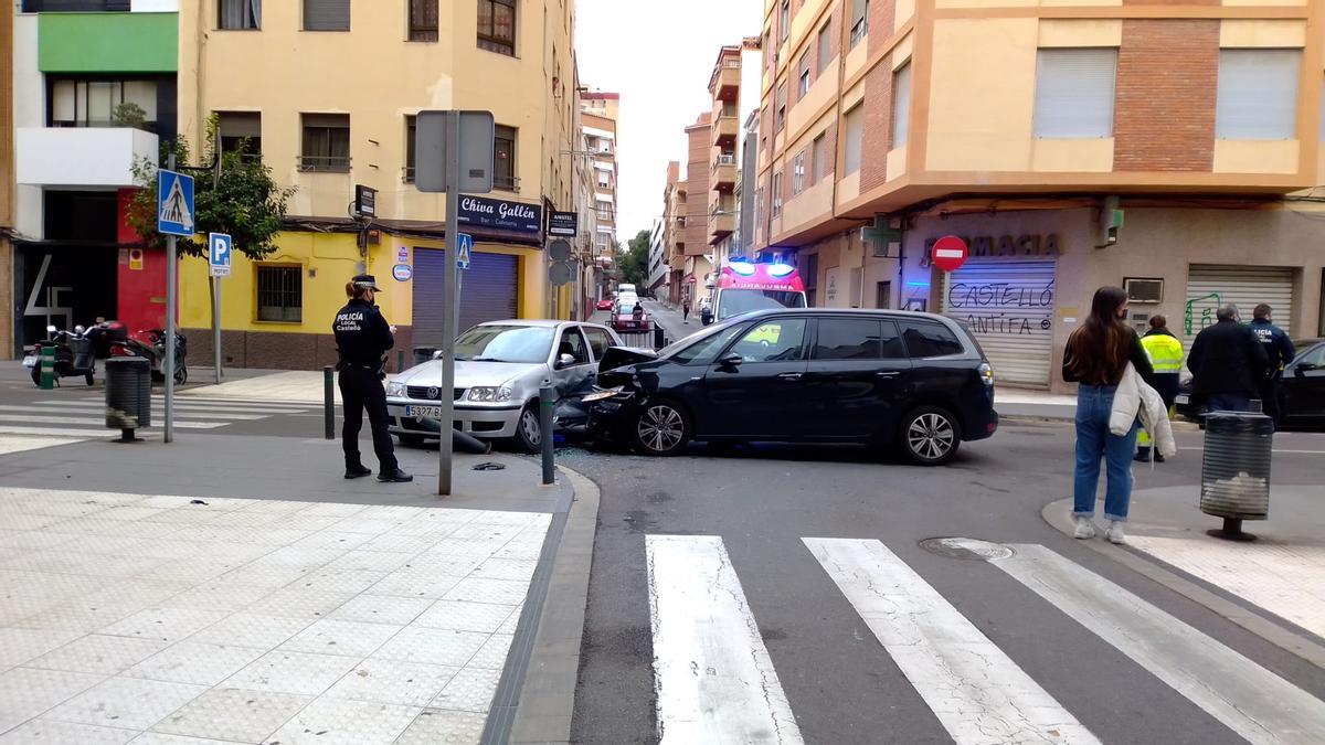 Imagen de los dos coches implicados en la colisión de este martes en Castelló.