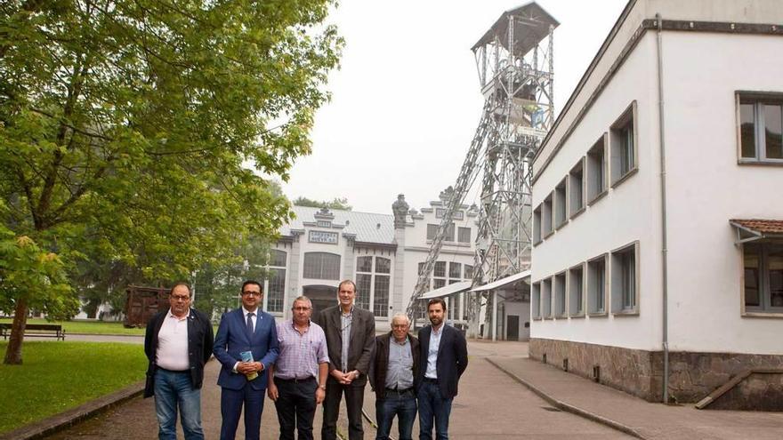 Por la izquierda, Alfredo Fernández, Julio González Zapico, Francisco Torre, Jesús Sánchez, José Manuel Álvarez y Enrique Hevia, en el pozo San Luis de La Nueva.