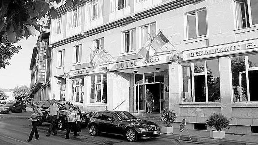 La entrada del hotel Miraolas, en la villa de Llanes.