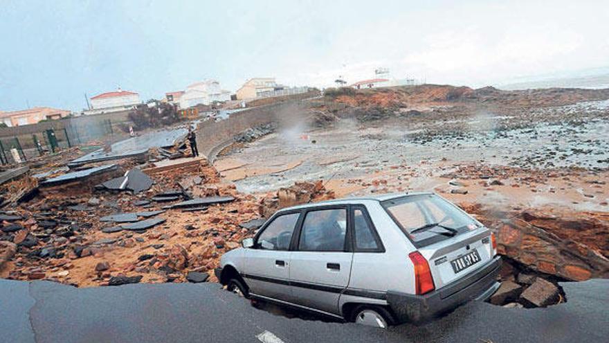 Vista de los destrozos causados por el temporal en una carretera en L´Aguillon sur Mer (Francia).  // Efe