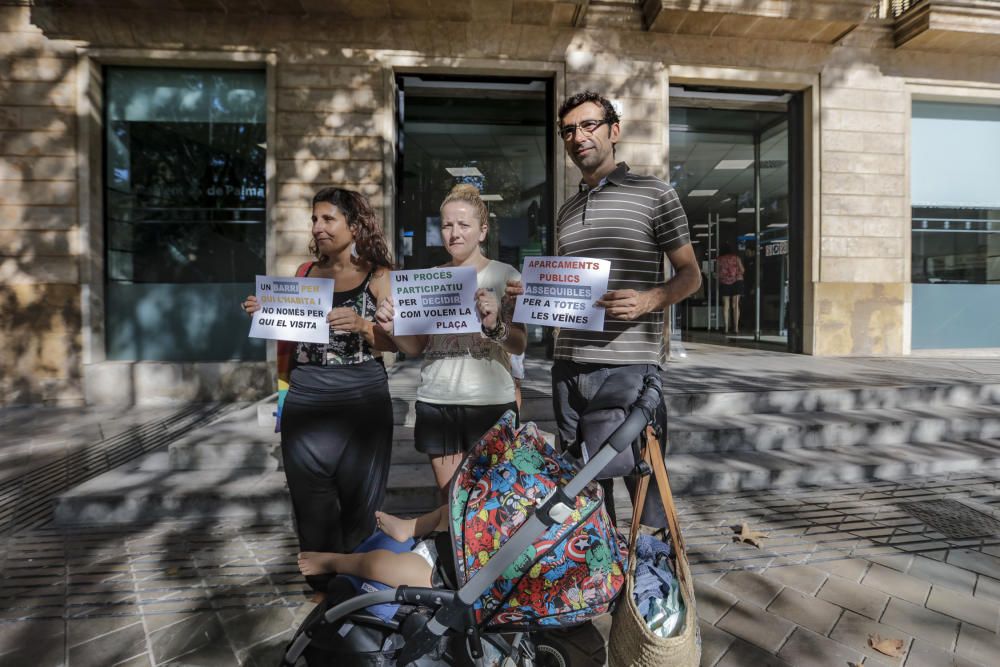 La peatonalización de la plaza Banc de l’Oli se estrena con quejas y recogida de firmas