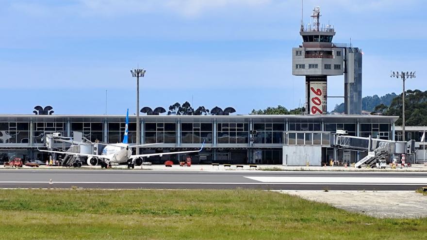 Un avión de pasajeros sufre el impacto de un pájaro al aterrizar en Vigo