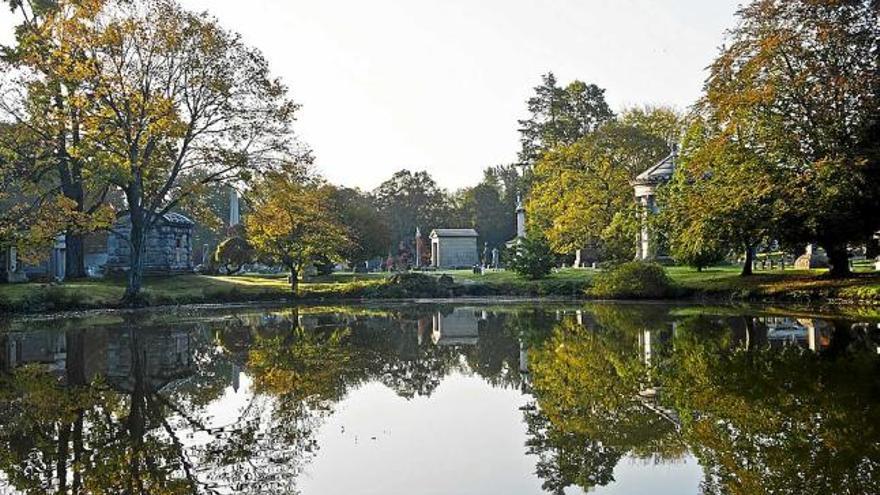 Grans arbres, llacs i gespa ben cuidada acompanyen els famosos enterrats a Woodlawn