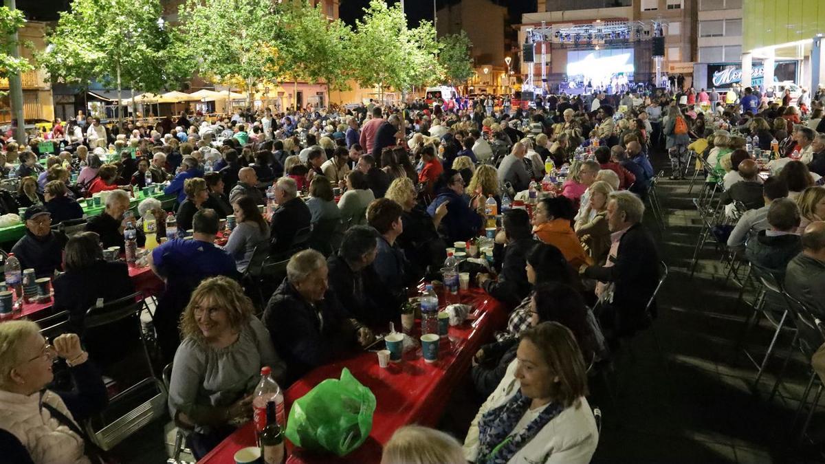La macrocena de vecinos y vecinas de las fiestas de Sant Pasqual repetirá escenario en la plaza del Estadio de la Cerámica.