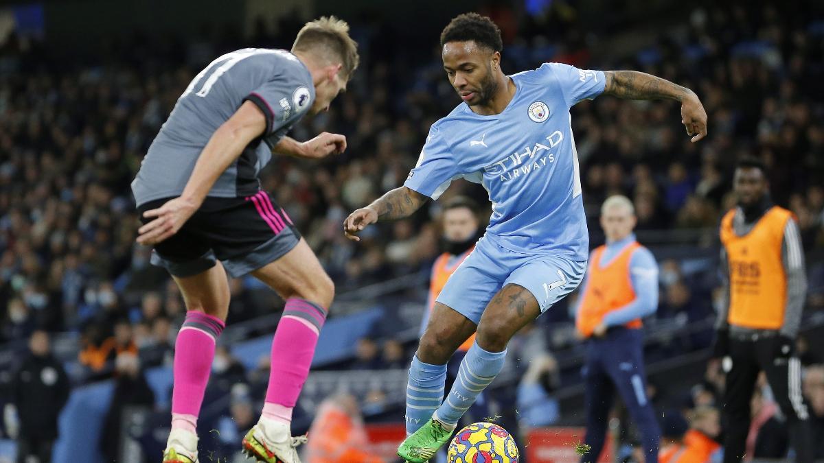 Raheem Sterling encara durante el partido ante el Leicester City