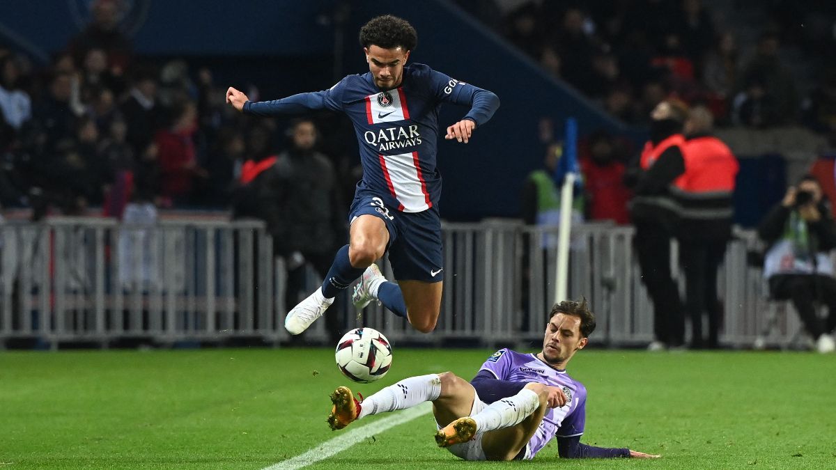 Warren Zaïre-Emery en un partido de Ligue 1 ante el Toulouse