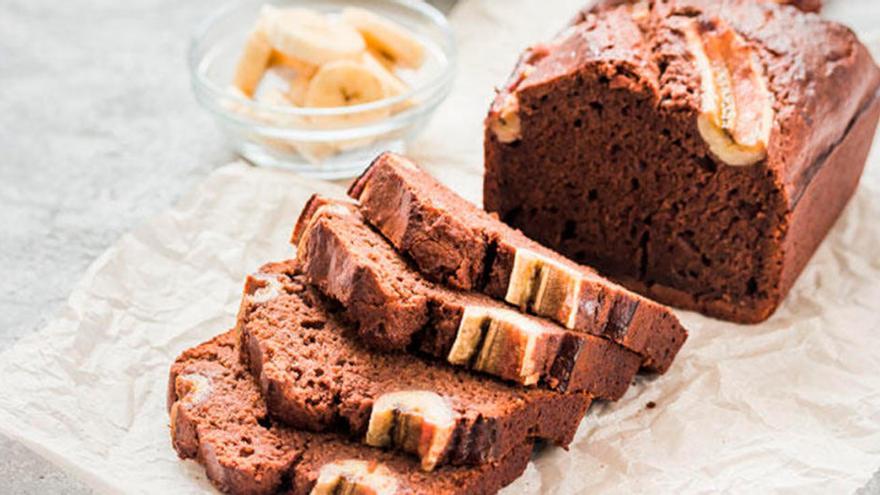 La sencilla receta del bizcocho de plátano y chocolate, un plato sano y rápido de hacer