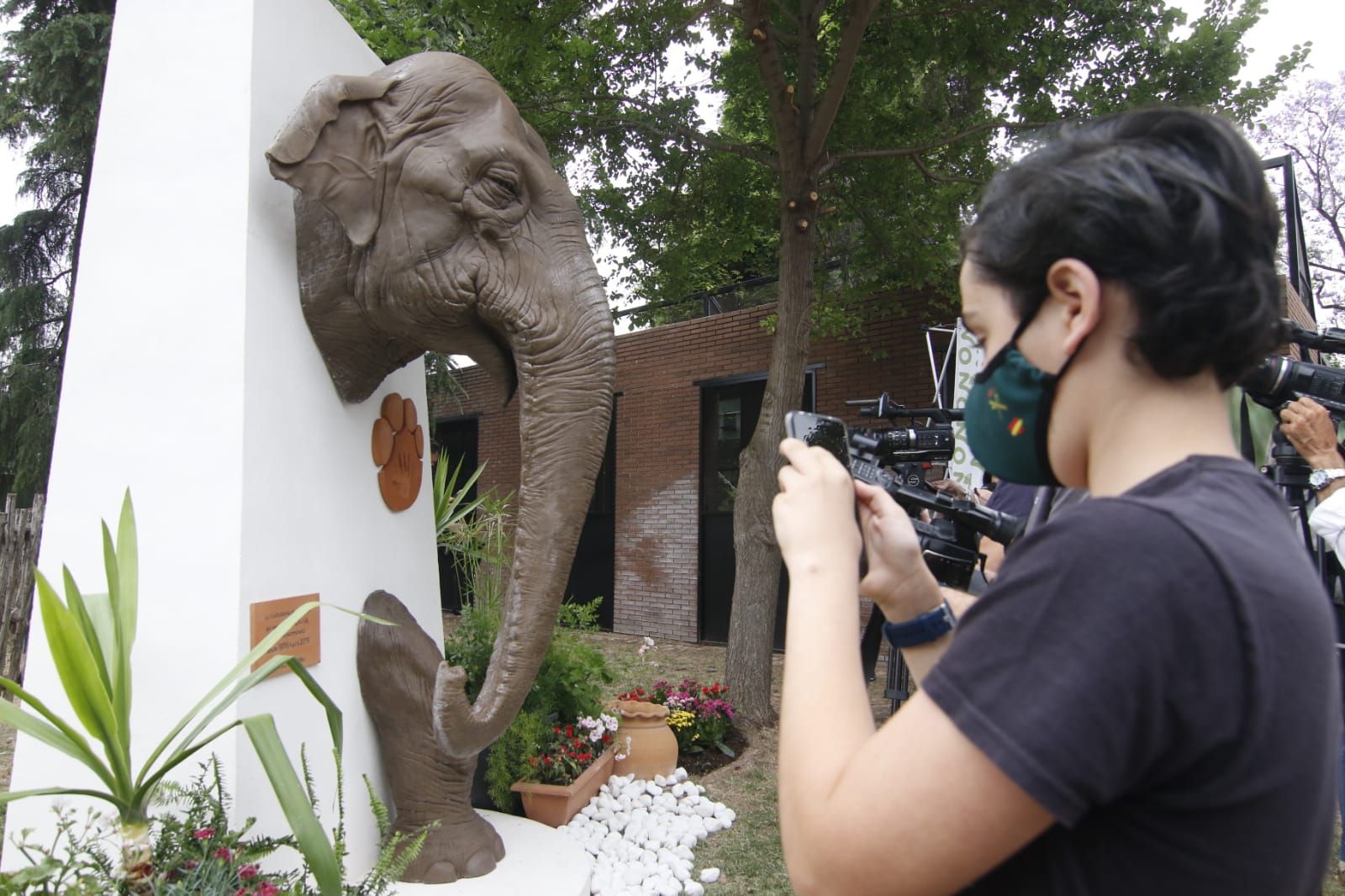 Una escultura recuerda a la elefanta Flavia, emblema del Zoo durante décadas