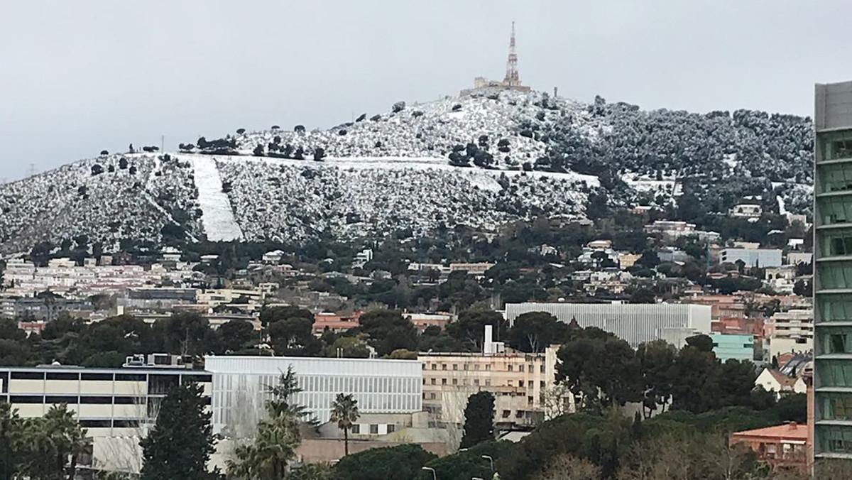 La muntanya del Tibidabo, emblanquinada per la neu.