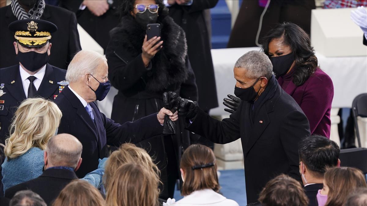 El presidente electo Joe Biden saluda al expresidente Barack Obama durante la ceremonia en el Capitolio
