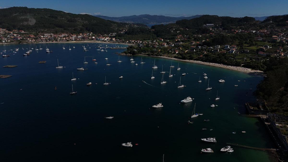 Barcos fondeados en verano en la ría de Aldán.