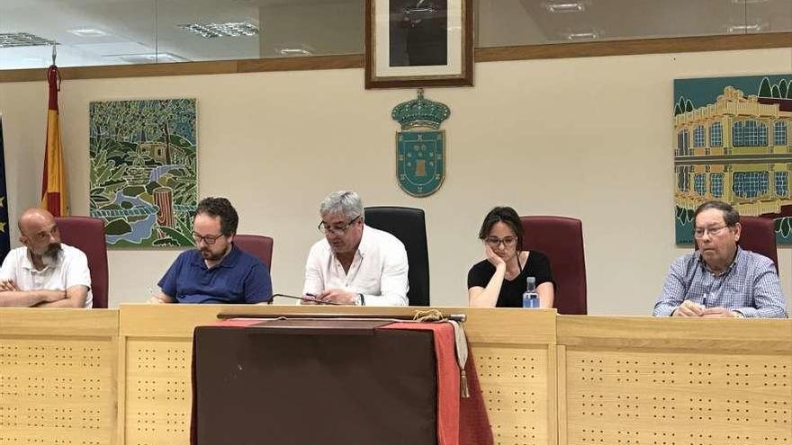 El alcalde, entre el secretario y la interventora, y otros dos concejales, durante un pleno.