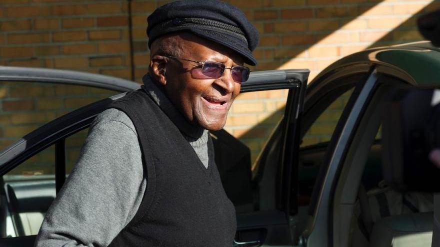 El arzobispo Desmond Tutu, icono de la lucha antiapartheid, hospitalizado en Ciudad del Cabo