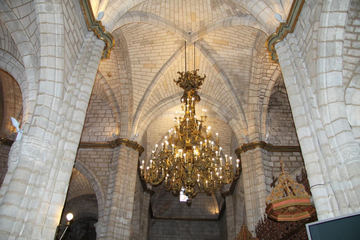 La lámpara colgando en la bóveda de la catedral de Badajoz.