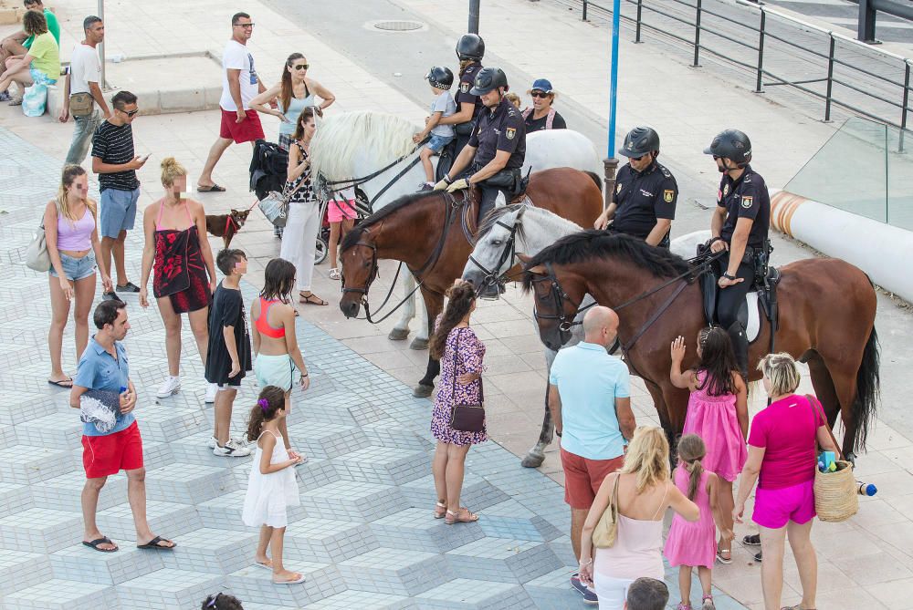 Los agentes se convierten en una atracción para los niños que se fotografían con ellos.