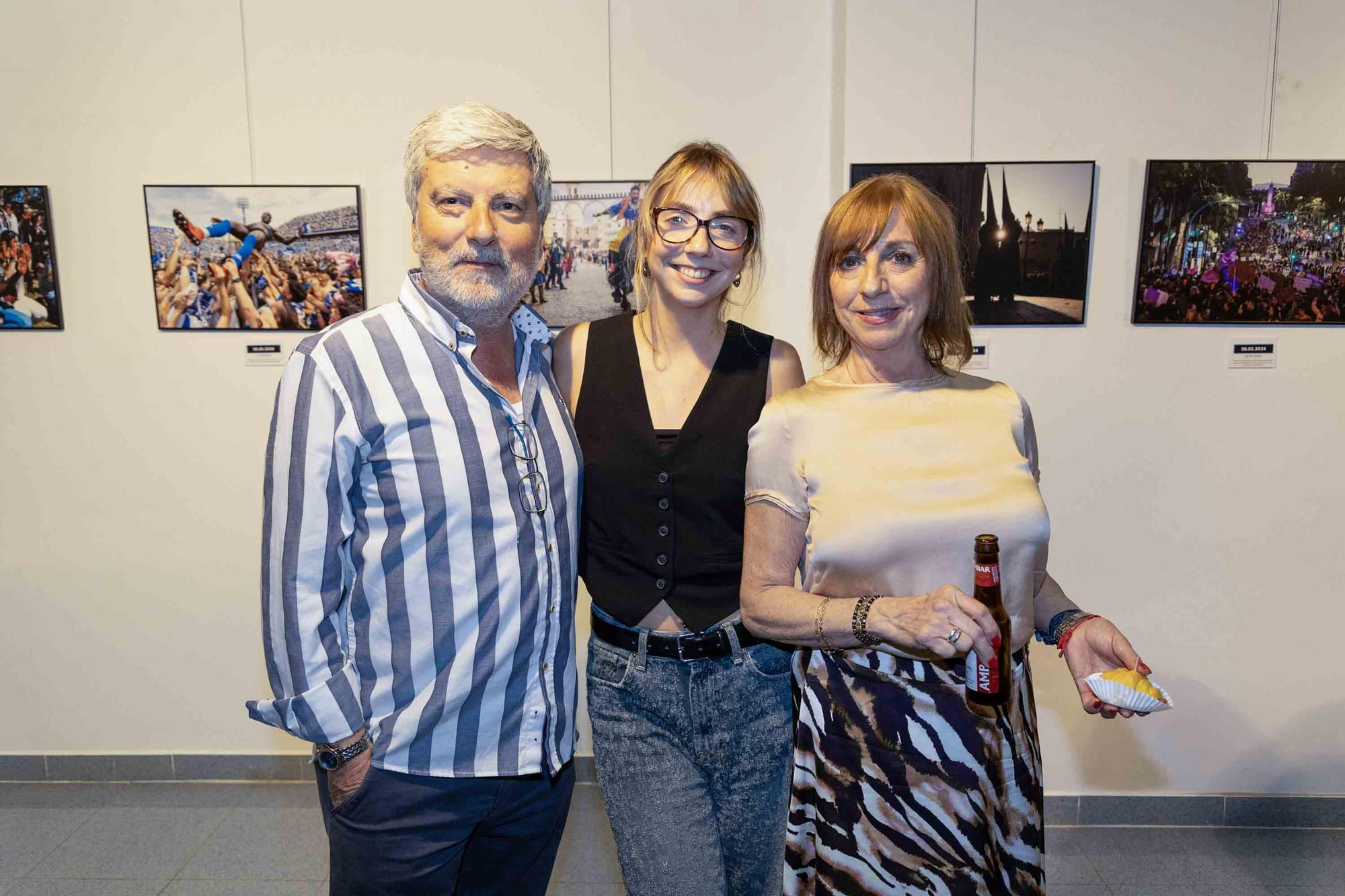 lleno total en la inauguración de INFotoperiodistas 2024,. un año de fotografía de prensa en Alicante