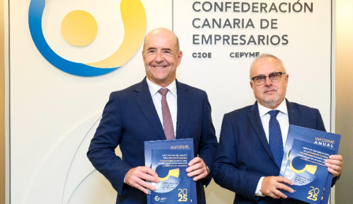 Ortega (izquierda) y García, sostienen sendos ejemplaroes del inform epresentado este lunes.