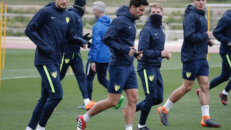 Los jugadores del Málaga, en una sesión con frío.