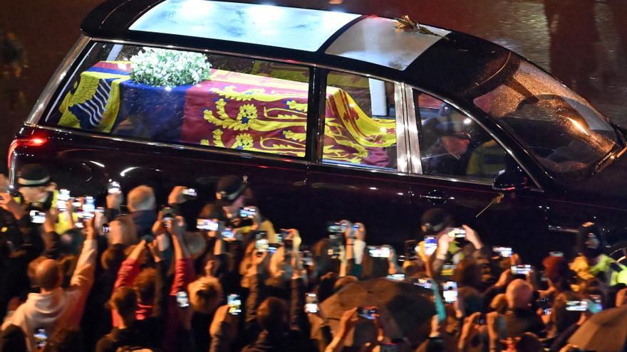 El féretro de la reina Isabel II llega a Londres