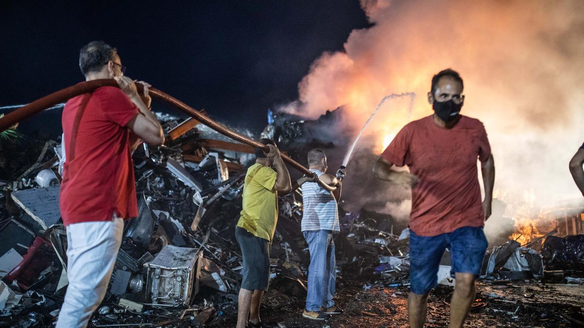 Declarado un fuego en el desguace de Ca Na Negreta