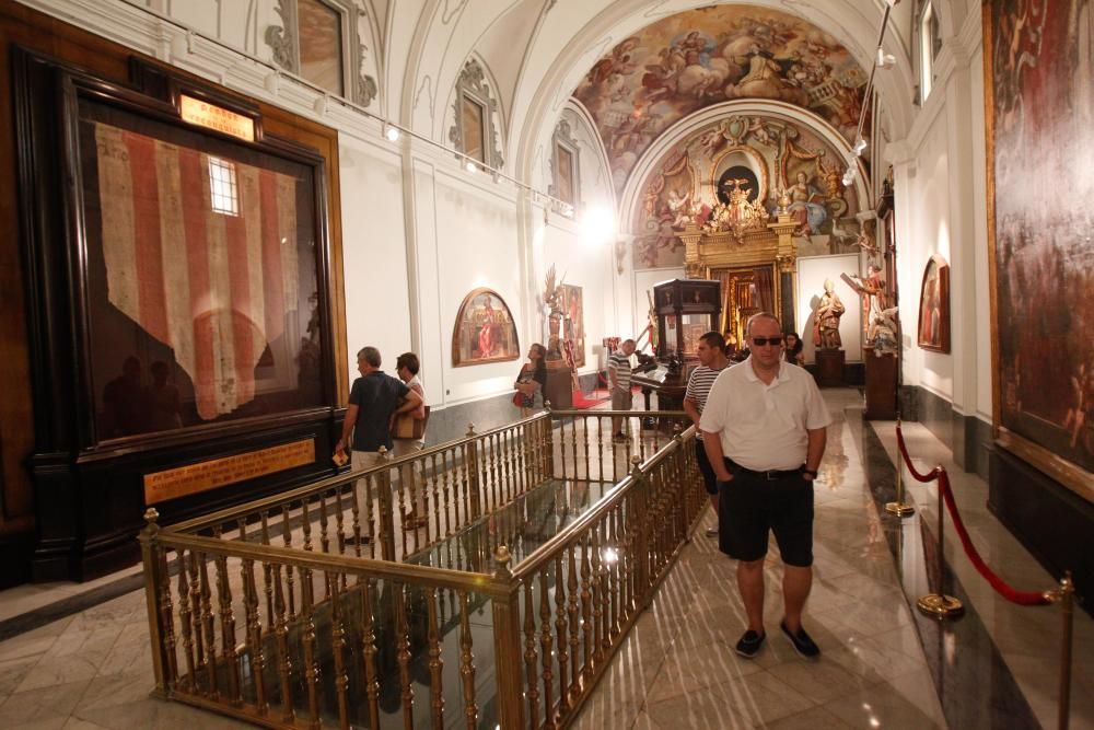 Visita a la Real Senyera en el Ayuntamiento