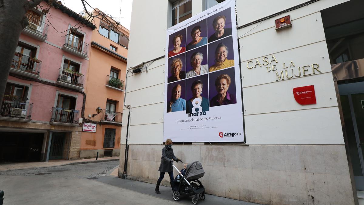 Fachada de la Casa de la Mujer, el año pasado, con la campaña que se utilizó en 2021 por el 8M.