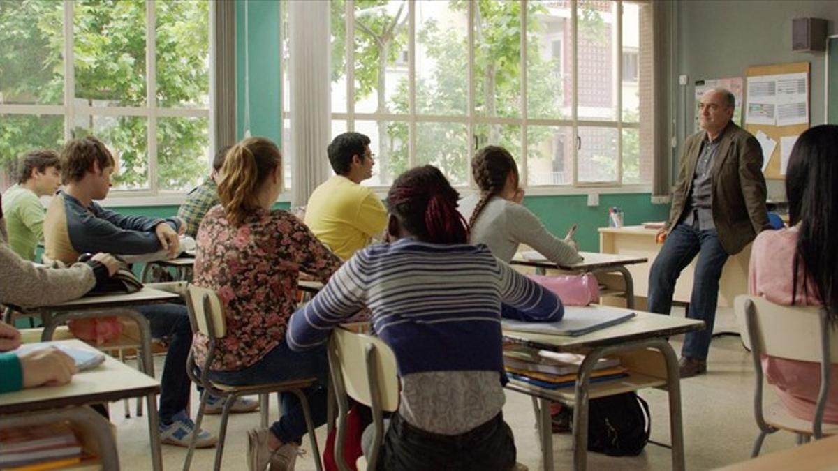 Francesc Orella, en plena clase en la serie de TV-3 'Merlí'