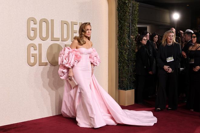 Jennifer Lopez, de rosa en los Globos de Oro 2024