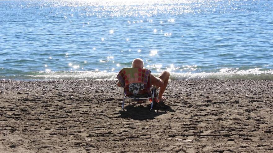 Un vecino alemán de Algarrobo, en la playa en pleno diciembre.