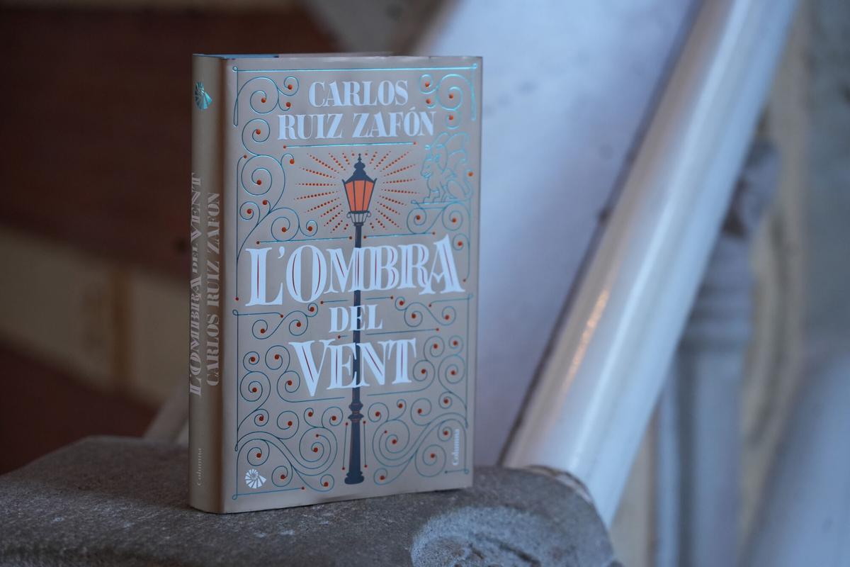Un exemplar de la reedició especial de ‘L'ombra del vent’ de Carlos Ruiz Zafón coincidint amb els 25 anys de la primera edició
