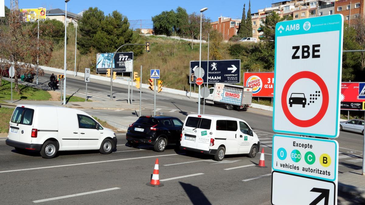 Imatge d&#039;un senyal de la ZBE instal·lat al ramal de la sortida 14 de la Ronda de Dalt, a l&#039;Hospitalet de Llobregat