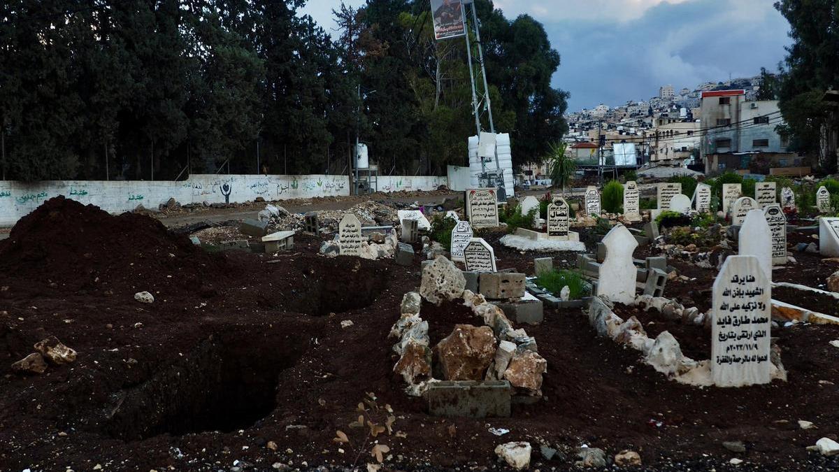 Tumbas excavadas en un cementerio de Yenín.