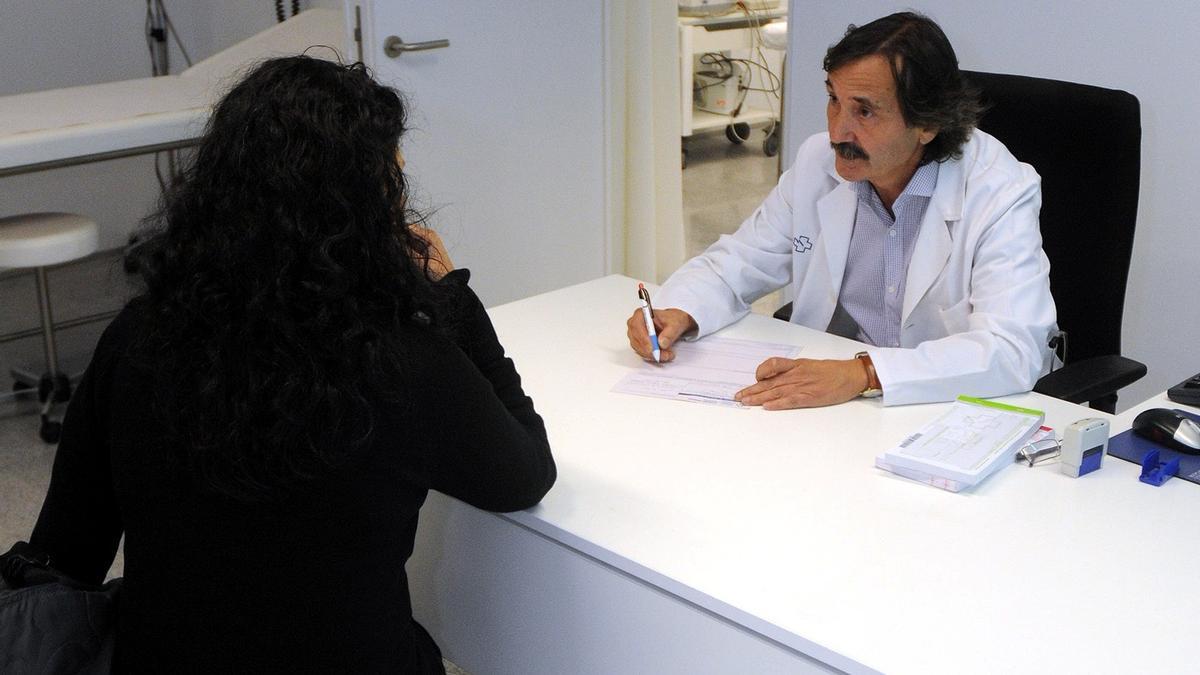 Un doctor atiende a una paciente en una consulta.