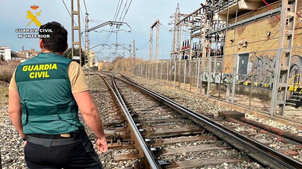 Imagen de archivo de un agente de la Guardia Civil junto a una línea de trenes.